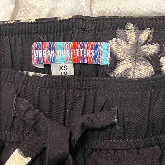 NWOT URBAN OUTFITTERS Marie Printed Cargo Pants ✨ - Picture 6 of 9
